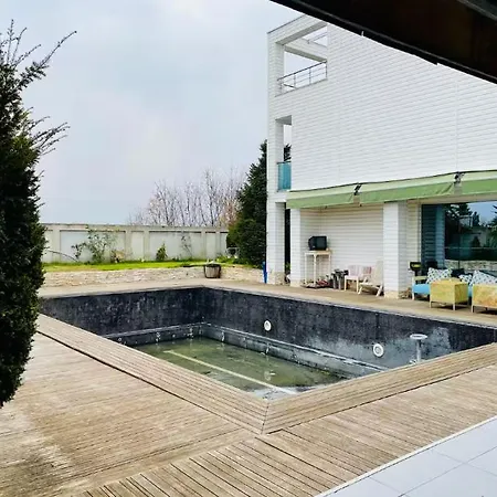 Campingplads къща,вила с басейн Plovdiv